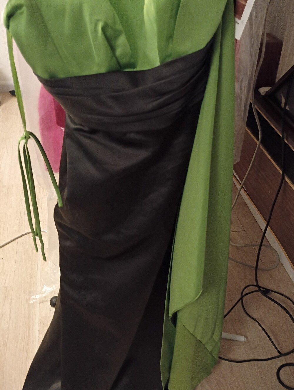 One-Shoulder Green and Black Evening Gown - Picture 4 of 7